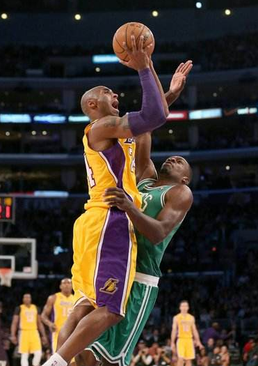 对年轻前锋 对年轻前锋